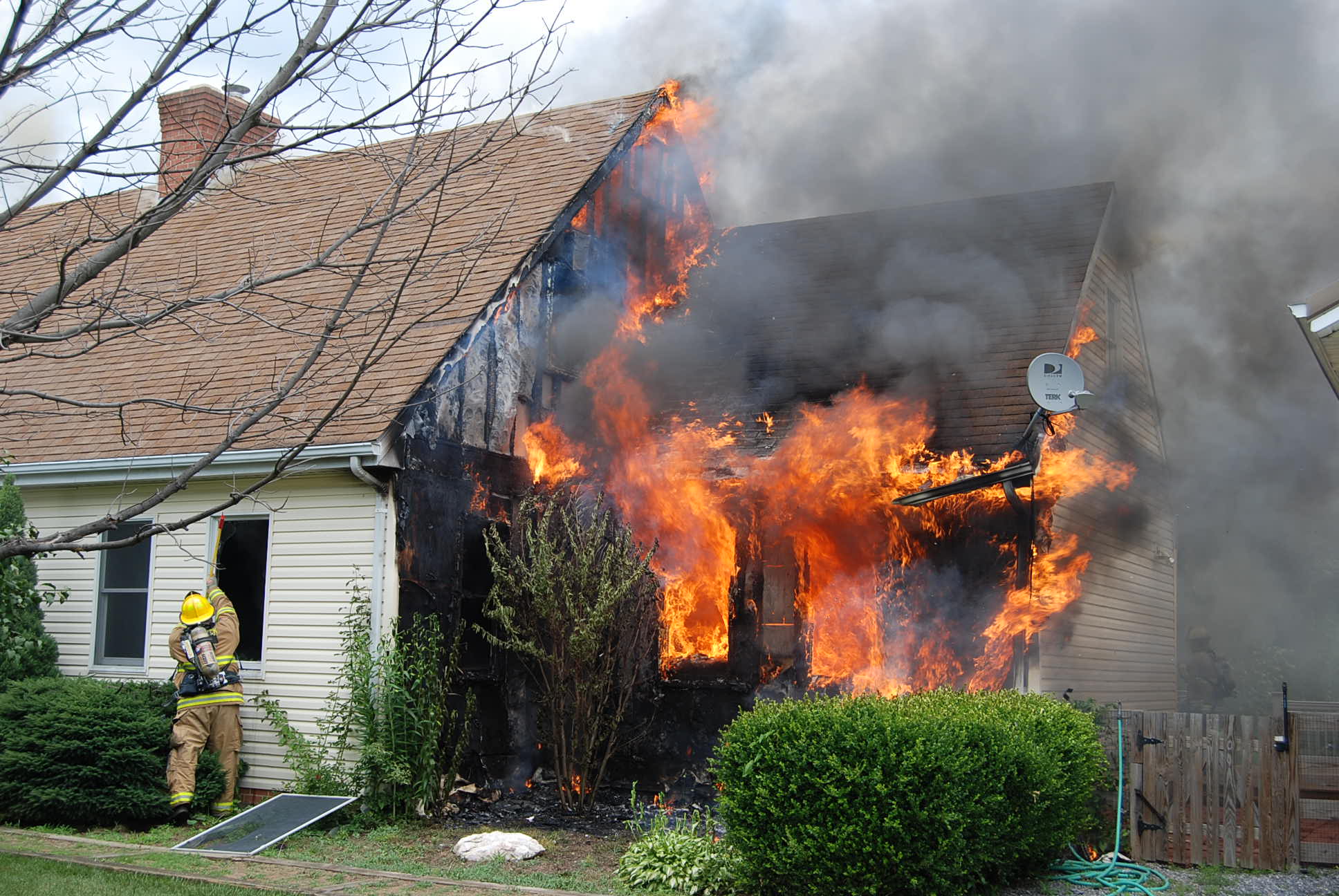 The house was fire. Пожарная безопасность частного дома. Пожарная безопасность в частном дворе. Пожарная безопасность частные дома. Защитить частный дом от пожара.